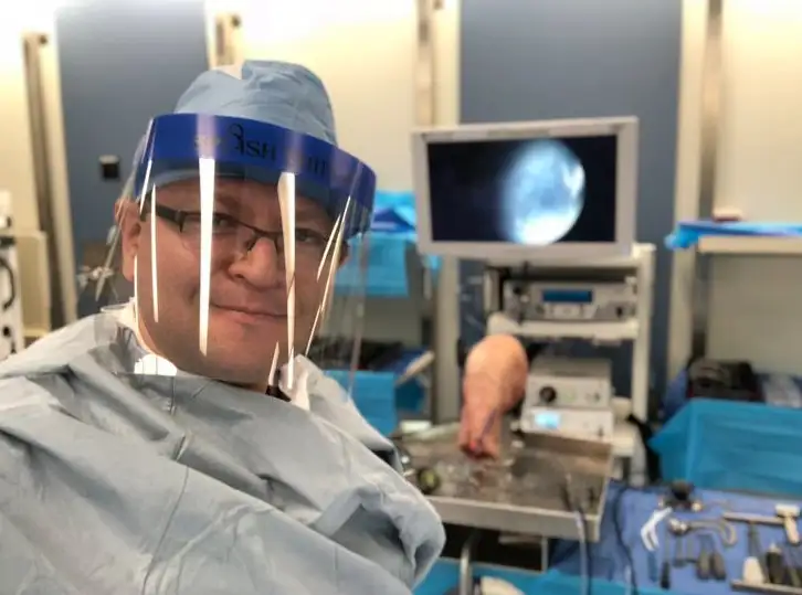 Dr Luis con rodilla real